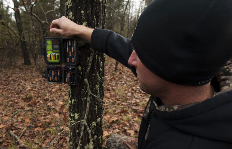 how do trail cameras work